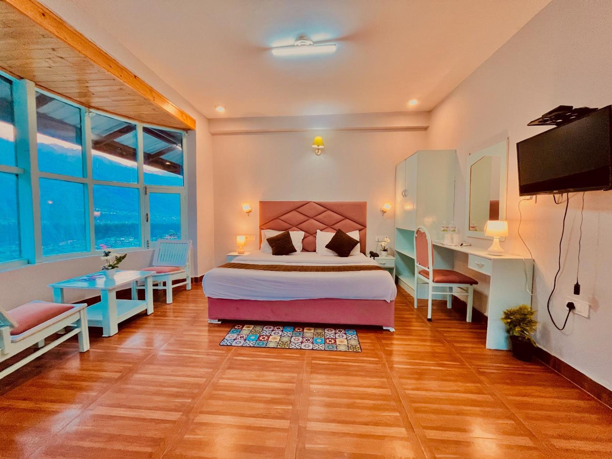 Hadimba Hill View By Hadimba Palace, Manali - Premium Room ! Family Hotel ! Parking ! Near Hadimba Temple Экстерьер фото