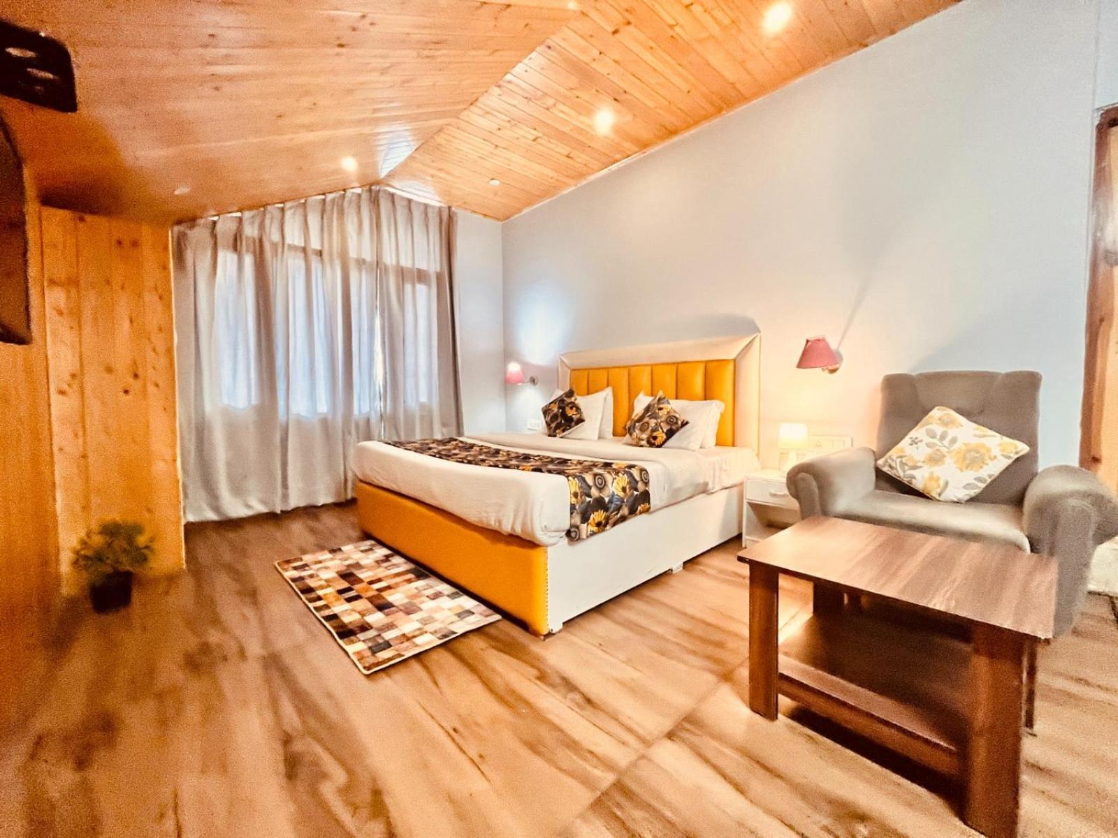 Hadimba Hill View By Hadimba Palace, Manali - Premium Room ! Family Hotel ! Parking ! Near Hadimba Temple Экстерьер фото