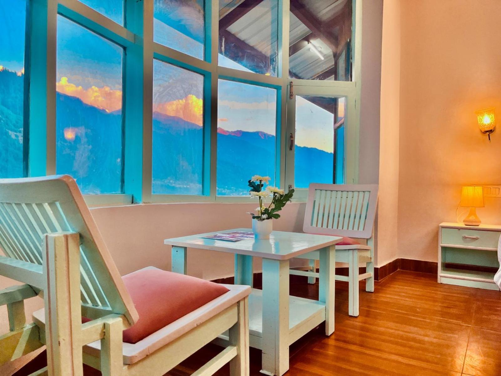 Hadimba Hill View By Hadimba Palace, Manali - Premium Room ! Family Hotel ! Parking ! Near Hadimba Temple Экстерьер фото