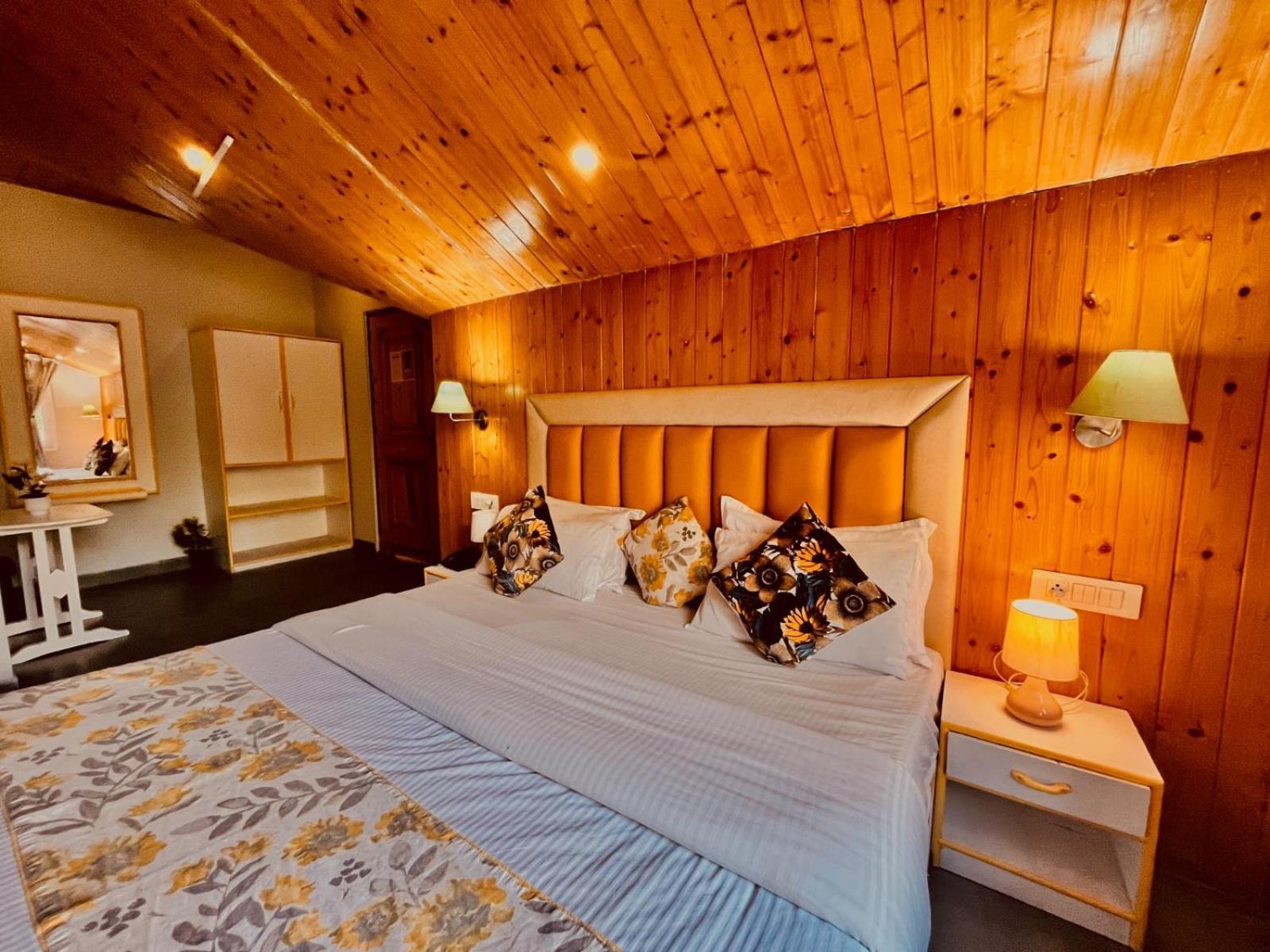 Hadimba Hill View By Hadimba Palace, Manali - Premium Room ! Family Hotel ! Parking ! Near Hadimba Temple Экстерьер фото